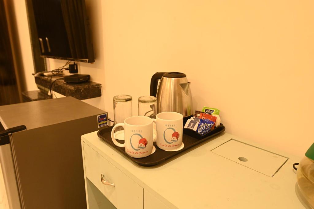Příslušenství pro přípravu čaje a kávy v ubytování Hotel Quinta da Branca - near baga beach