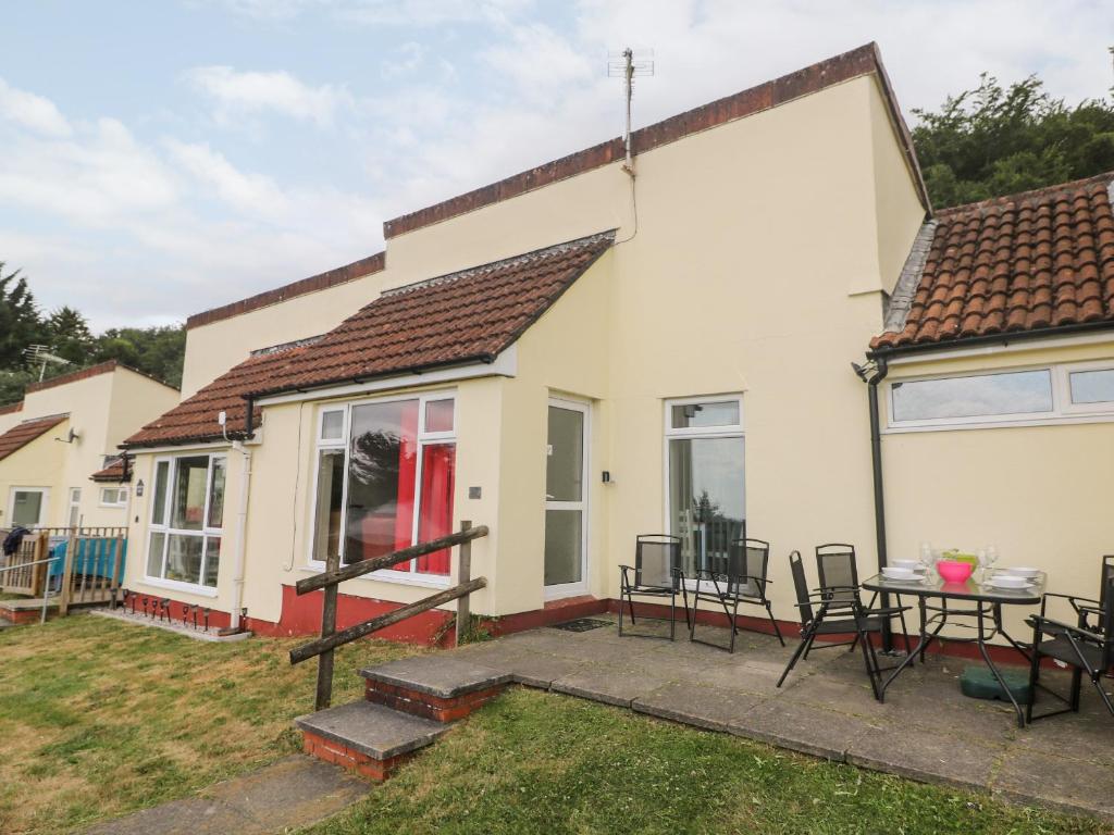 una casa con un patio con mesa y sillas en Manorcombe 17, en Callington