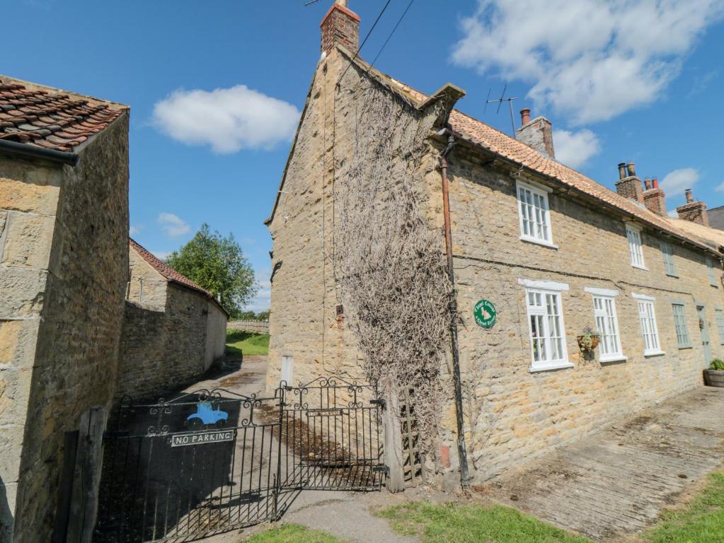 an old stone house in the village of bourton on the water at Chapel Cottage in Ebberston