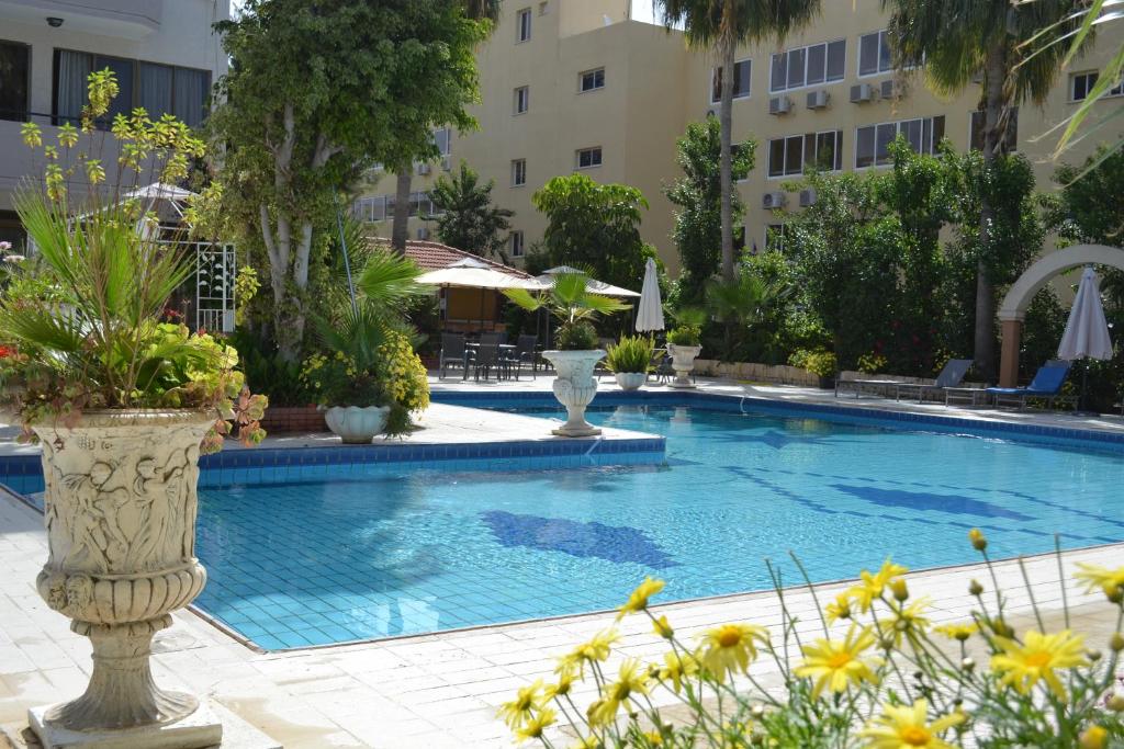 una gran piscina en un edificio con plantas en Tasiana Star Complex, en Limassol