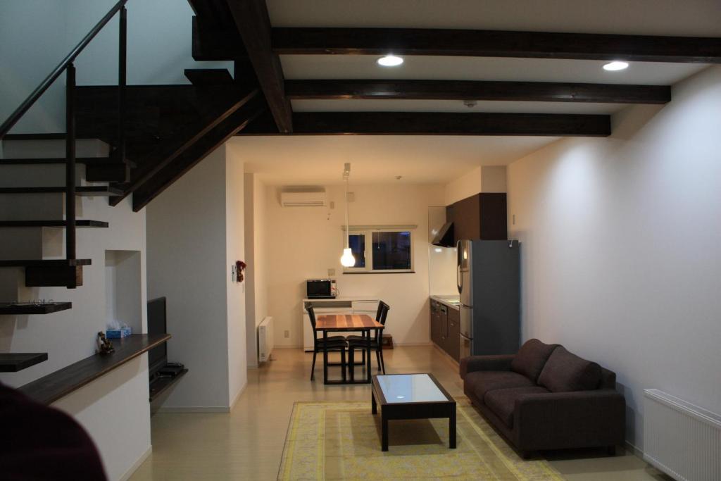 Tsuru Apartments في فورانو: غرفة معيشة مع أريكة وطاولة