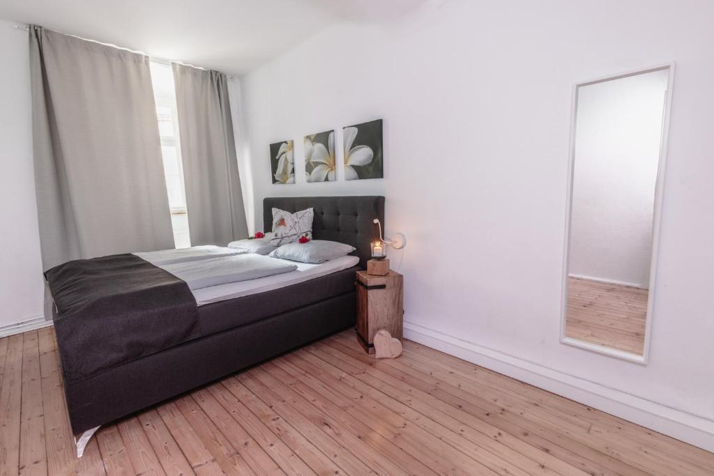- une chambre avec un lit et un miroir dans l'établissement Adam&Eva, à Bamberg