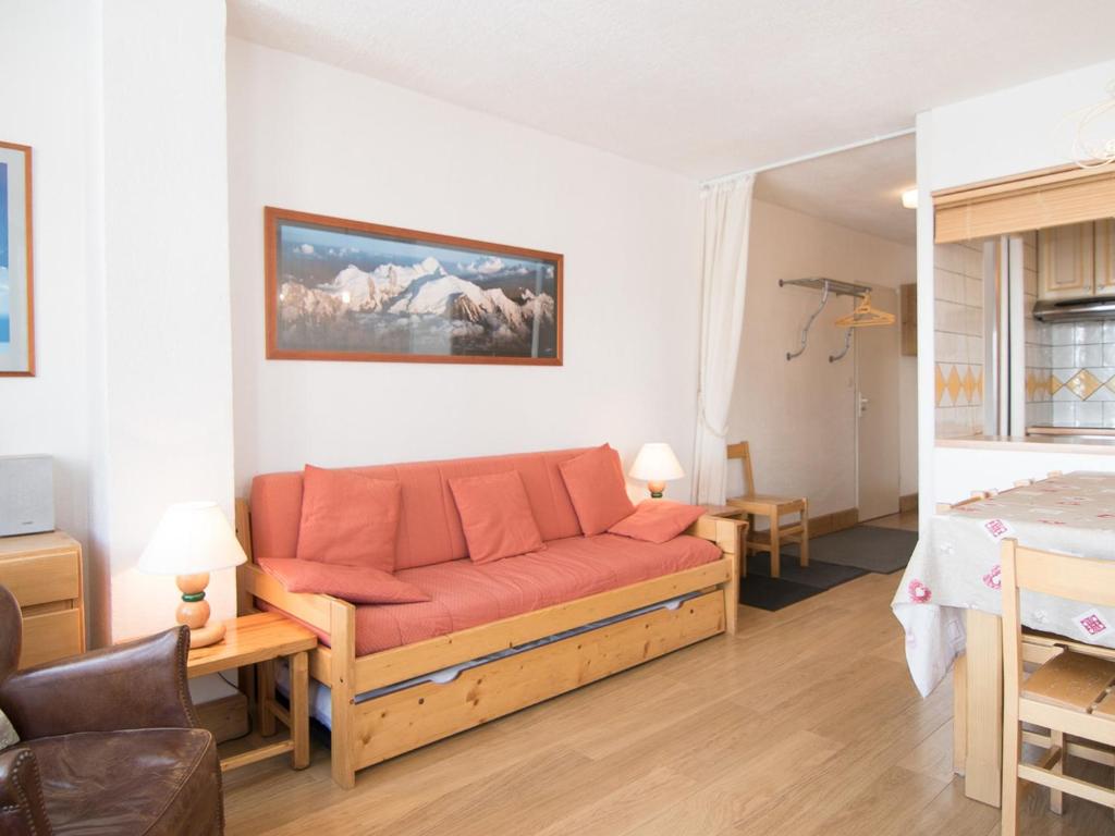 uma sala de estar com um sofá e uma mesa em Appartement Tignes, 3 pièces, 8 personnes - FR-1-449-59 em Tignes