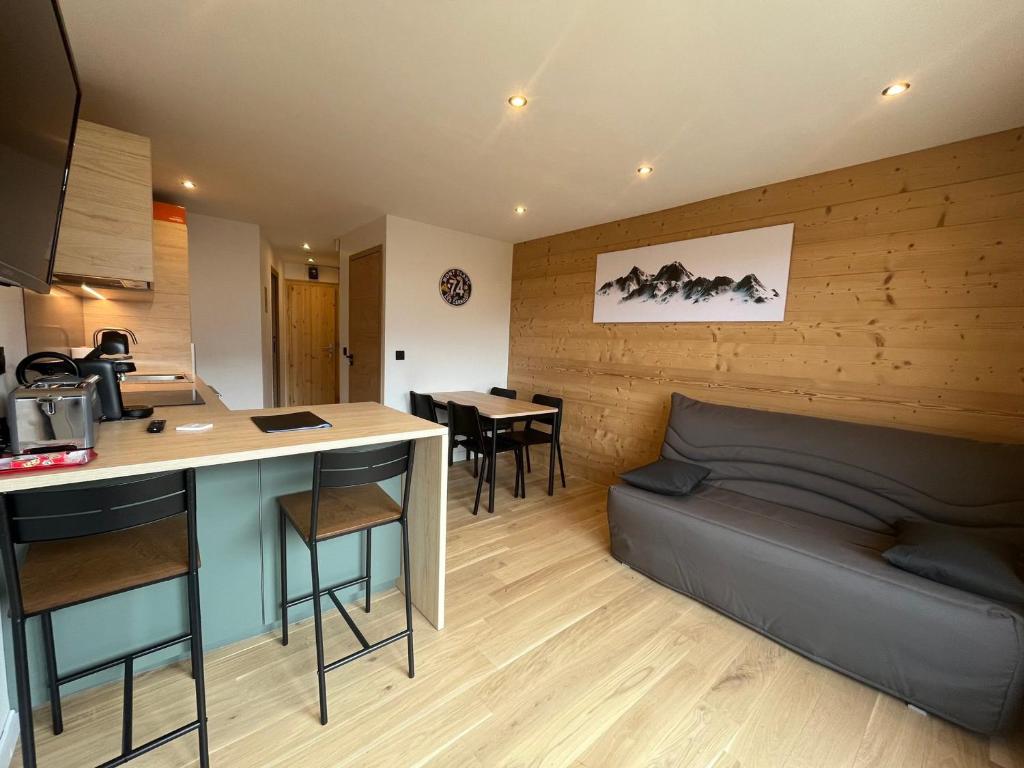 Posedenie v ubytovaní Charmant Studio-Cabine 4 pers, Centre-Village, Balcon Ouest, à 600m des Pistes - FR-1-572-281