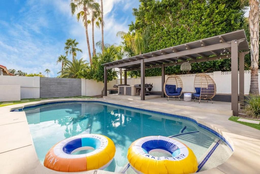 Bassein majutusasutuses Style & Luxury in this amazing 4BR home with Pool! või selle lähedal