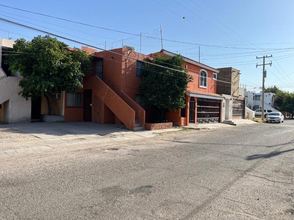 a building with a staircase on the side of a street at Lindo departamento con 2 cuartos y excelente ubicacion. in Hermosillo