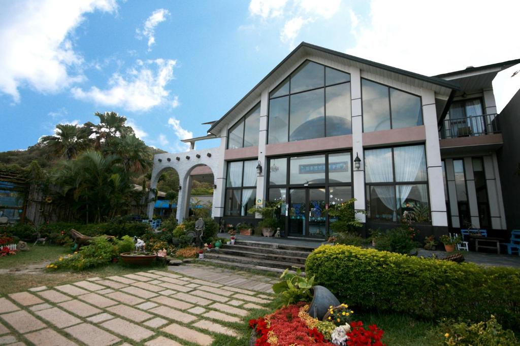 un gran edificio con muchas ventanas en Fennel Resort, en Checheng