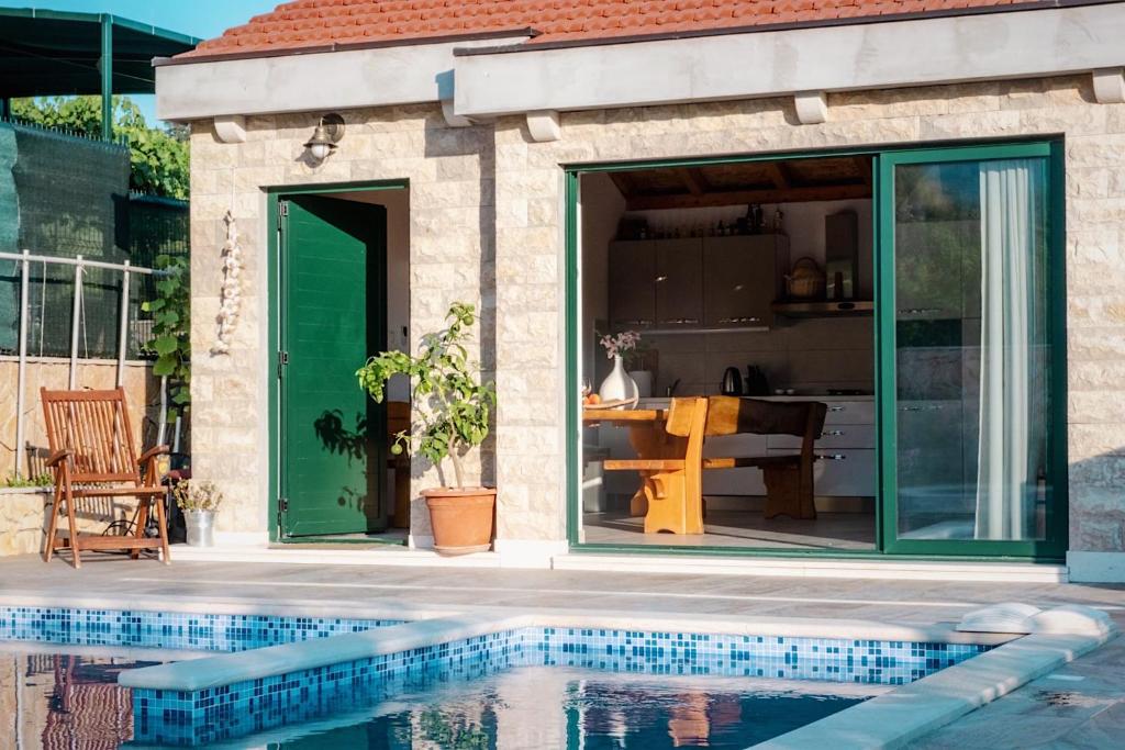 Bazén v ubytovaní Stunning Gold apartment with pool alebo v jeho blízkosti
