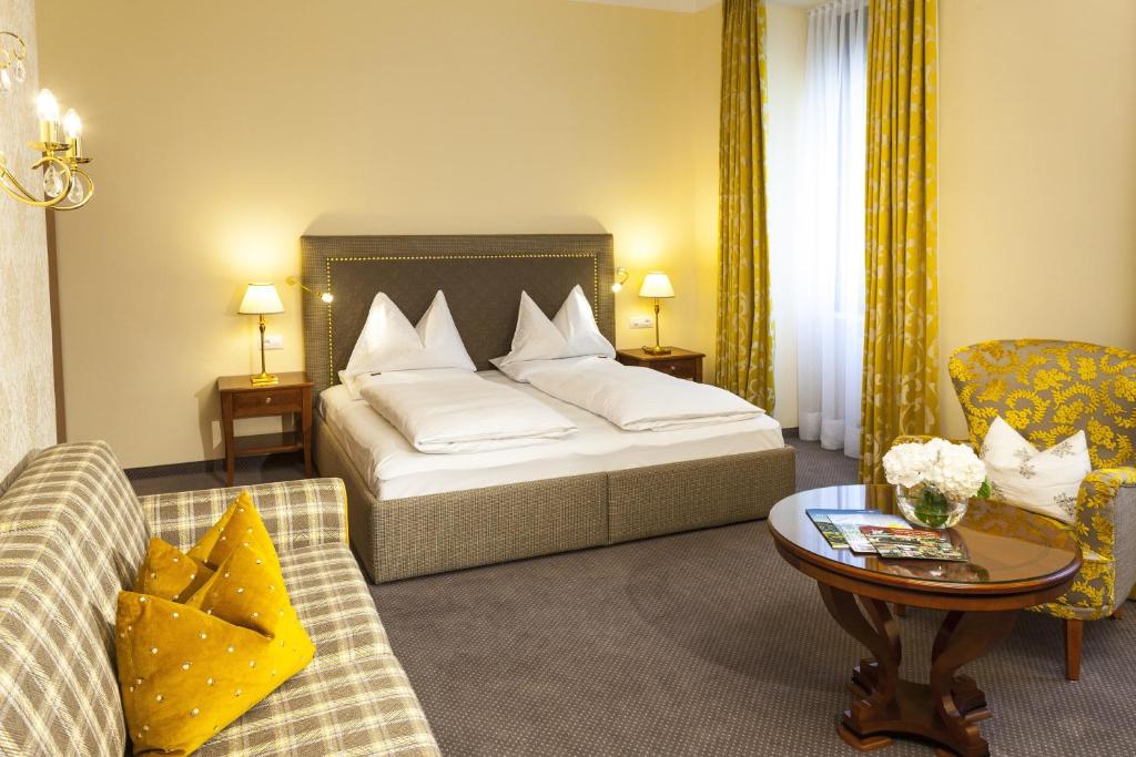 Postel nebo postele na pokoji v ubytování Parkhotel Graz - Traditional Luxury