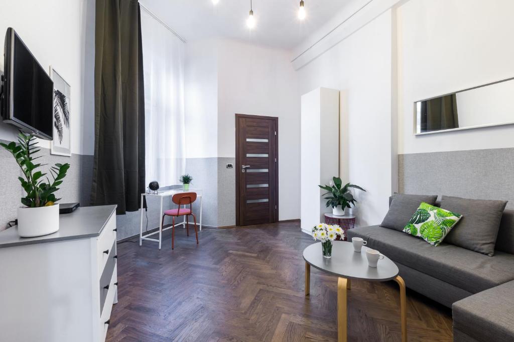 Televízia a/alebo spoločenská miestnosť v ubytovaní Friendhouse Apartments Starovislna