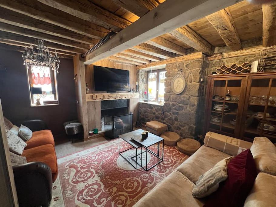 a living room with a couch and a table at El 15 de Betren in Betrén