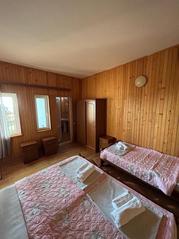 Postel nebo postele na pokoji v ubytování EVRIKA hotel Shekvetili