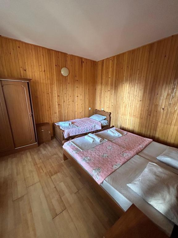 Postel nebo postele na pokoji v ubytování EVRIKA hotel Shekvetili