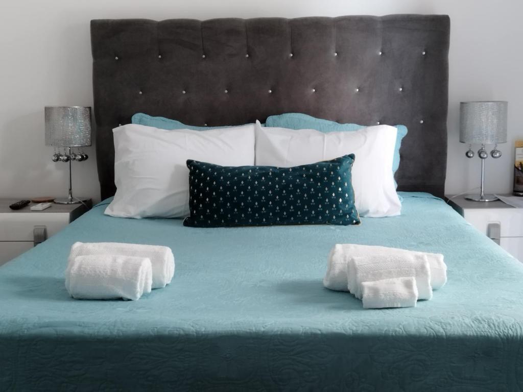 een bed met twee handdoeken erop bij Alexia Room in Funchal