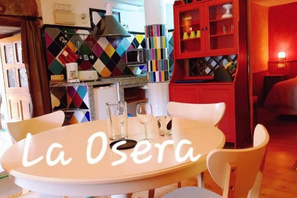 une salle à manger avec une table et des verres à vin dans l'établissement zentralclub La Osera visionando la naturaleza, à Santiago del Hermo