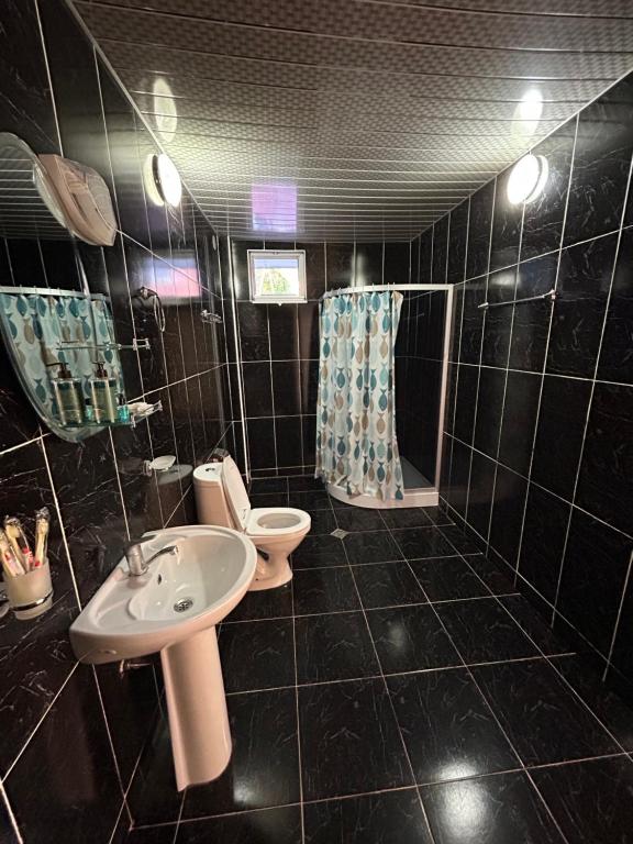 Koupelna v ubytování EVRIKA hotel Shekvetili