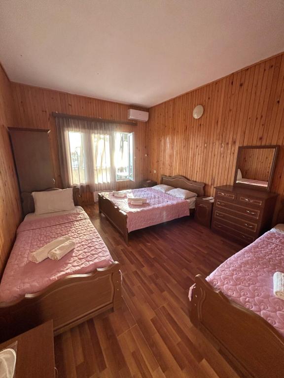 Postel nebo postele na pokoji v ubytování EVRIKA hotel Shekvetili