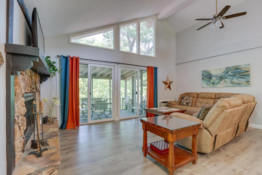 Un televizor și/sau centru de divertisment la Fire Pit and Pool Access Margaritaville Home!