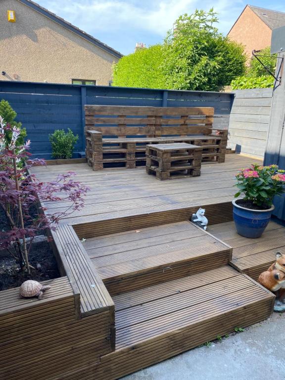 una terrazza in legno con panca e tavolo di 51 Innes Street Apartment a Inverness