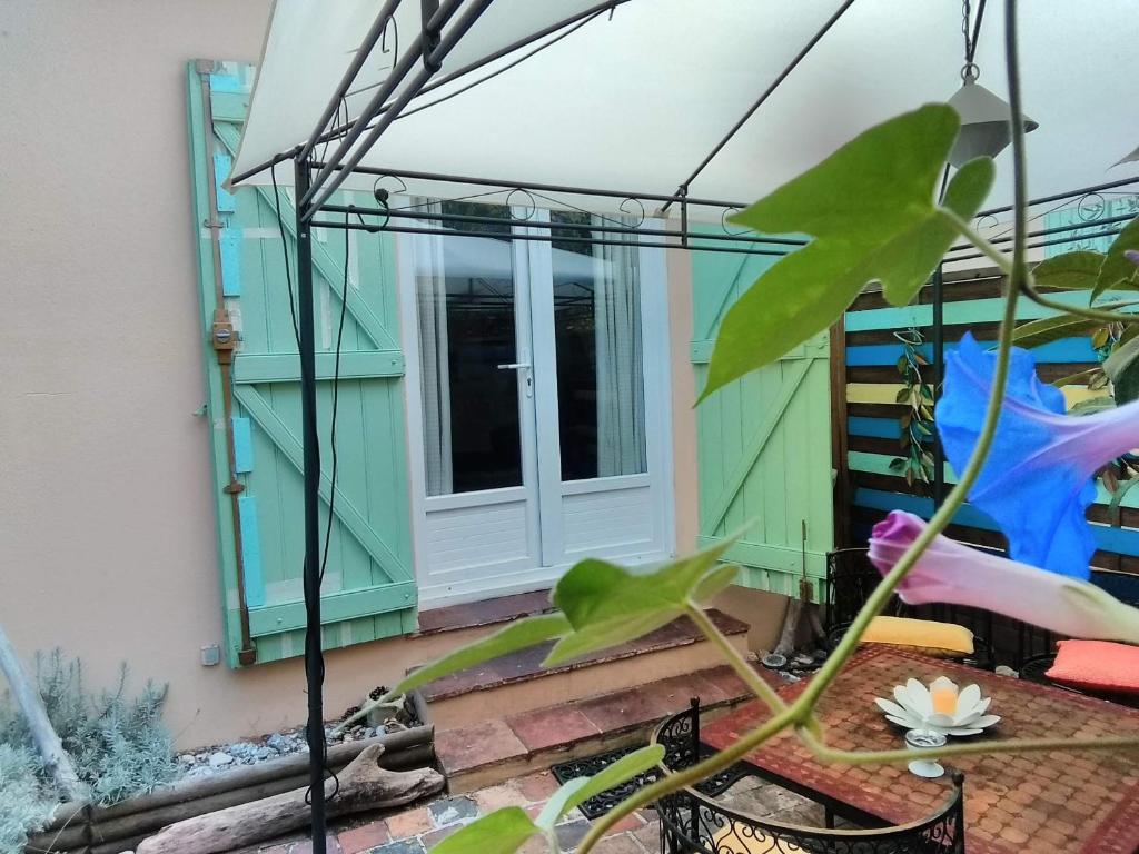 d'une terrasse avec une porte et une fenêtre. dans l'établissement Le mazet cosy, à Saint-Tropez