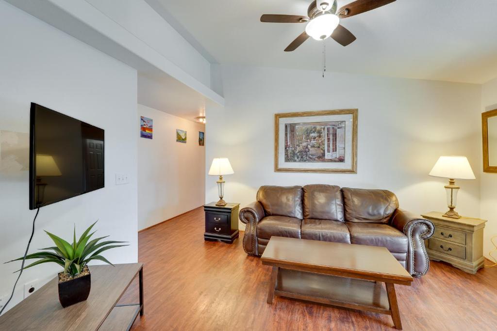 een woonkamer met een leren bank en een flatscreen-tv bij Pet-Friendly Medford Vacation Rental with Yard! in Medford