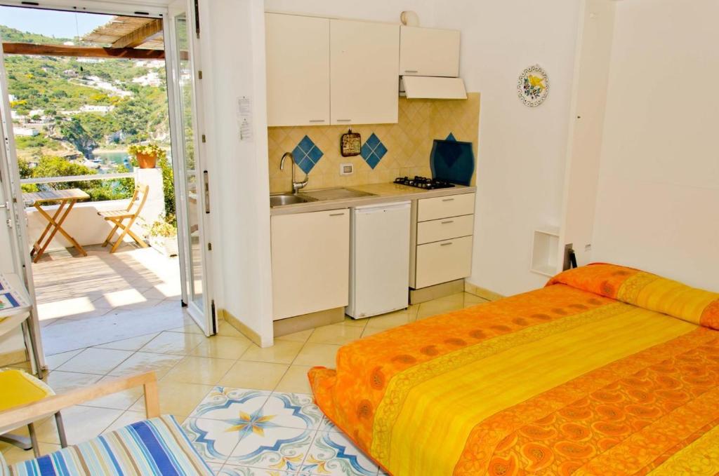 Postel nebo postele na pokoji v ubytování Sunset Village Ponza