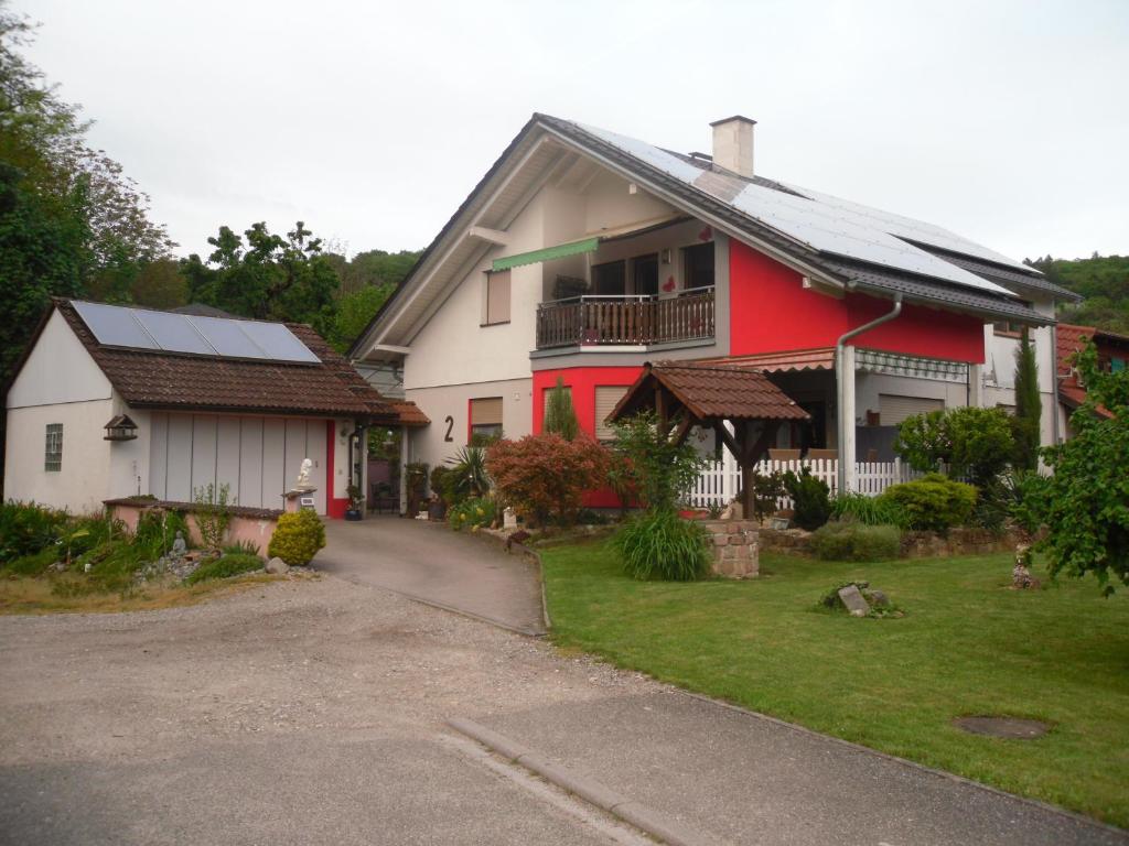 una casa con una casa roja y blanca en Ferienwohnung Meier, en Kippenheim