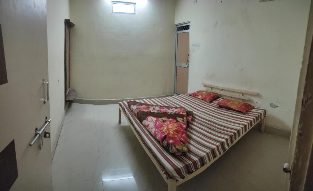 Postel nebo postele na pokoji v ubytování Tiwari Dharamshala Guest House