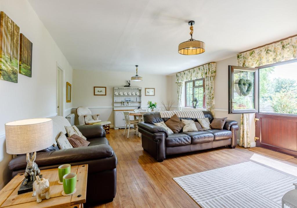sala de estar con sofá y mesa en Oak Cottage en Dulverton