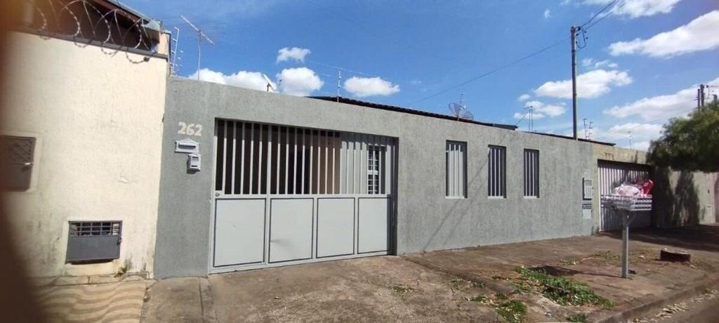 a building with two garage doors on the side of it at Casa Lá Vita in Uberaba