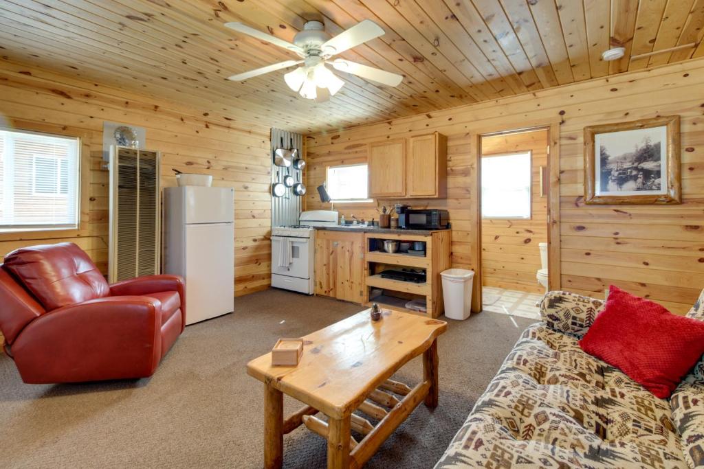 - un salon avec un canapé et une table dans l'établissement Walleye Cabin on Mille Lacs Lake Boat and Fish!, à Garrison