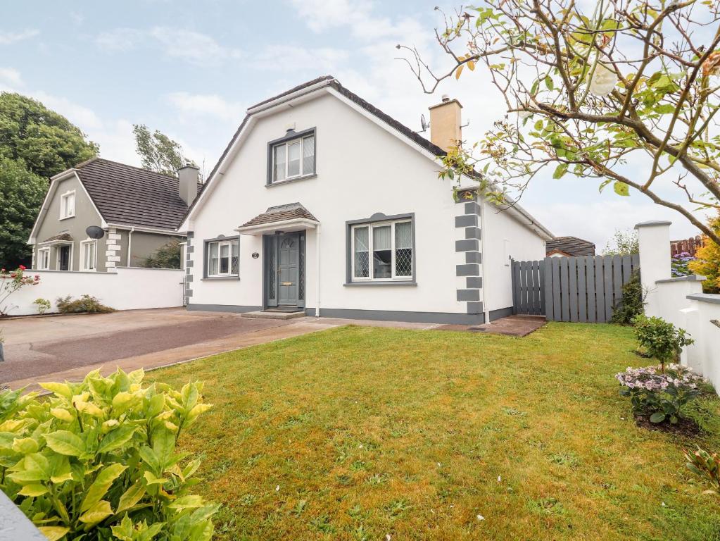 a white house with a yard at 17 Clover Hill in Killorglin