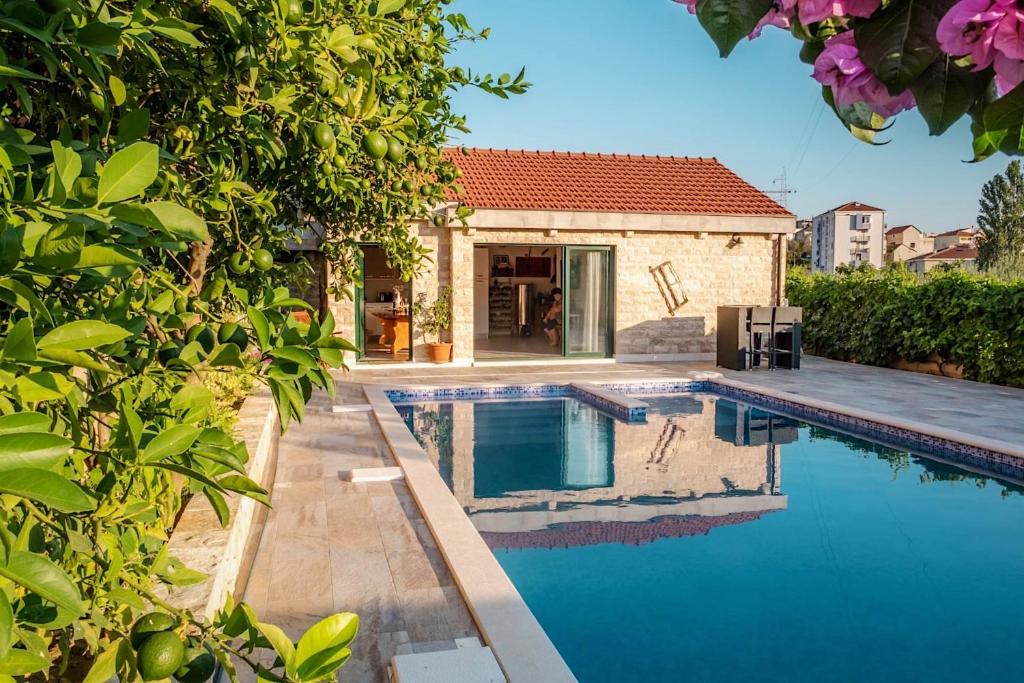 Bazén v ubytovaní Stunning Gold apartment with pool alebo v jeho blízkosti