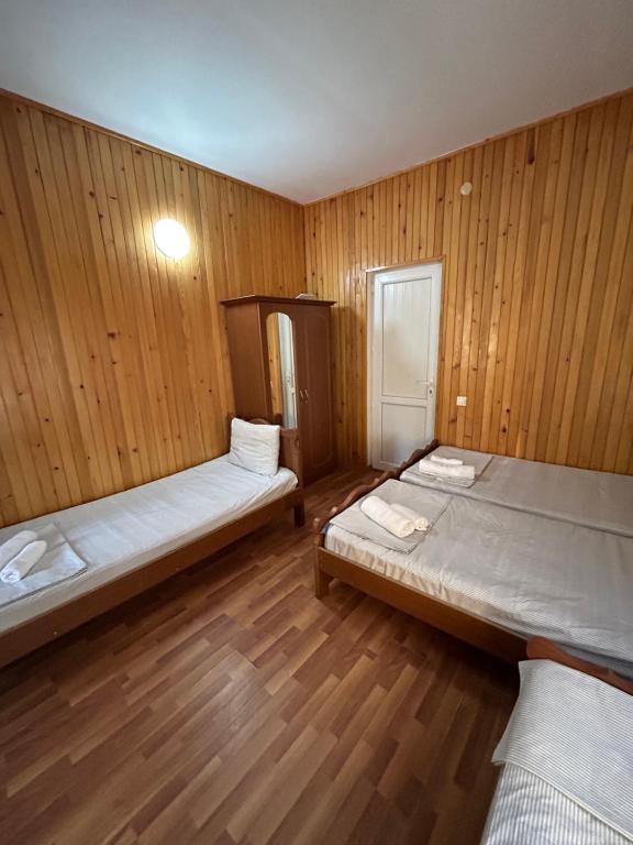 Postel nebo postele na pokoji v ubytování EVRIKA hotel Shekvetili