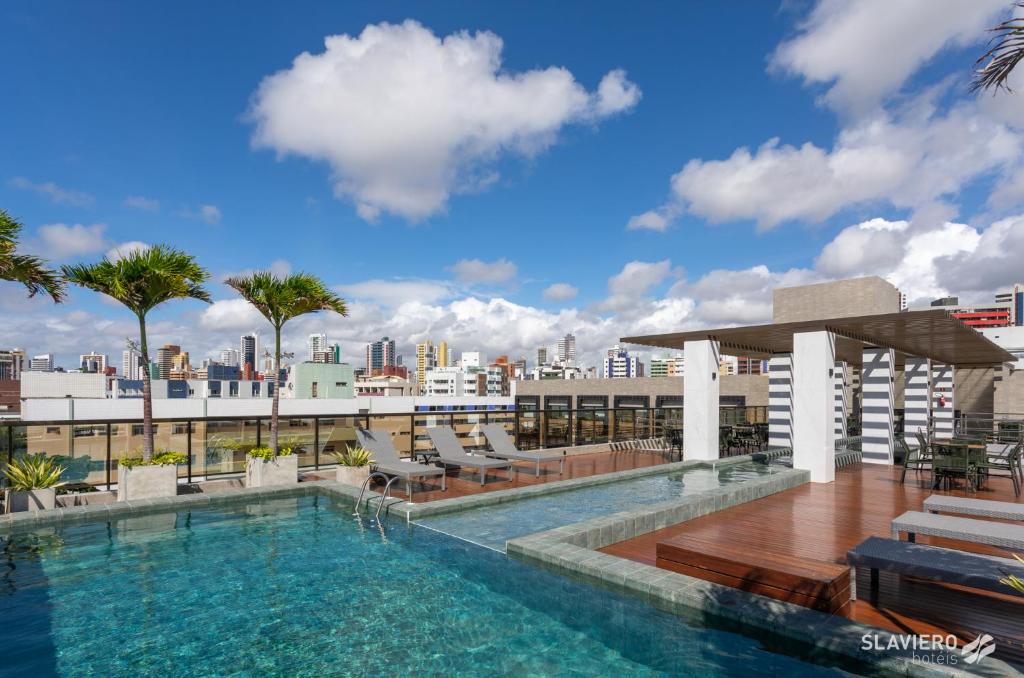 A piscina localizada em Slaviero João Pessoa ou nos arredores