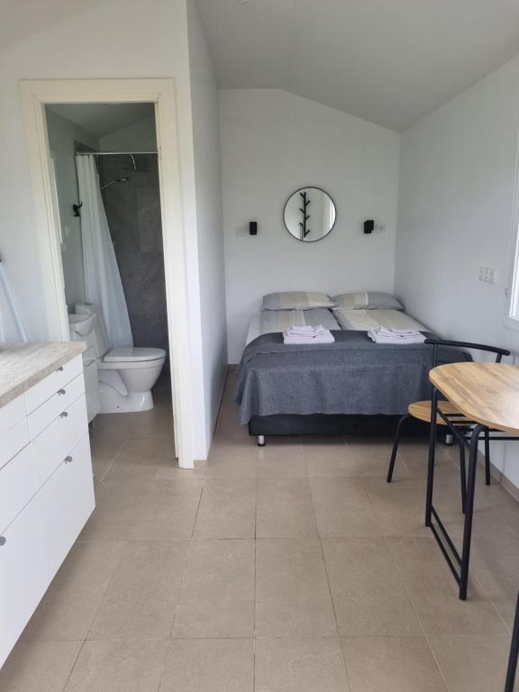Voodi või voodid majutusasutuse Hvammur 6 with private hot tub toas