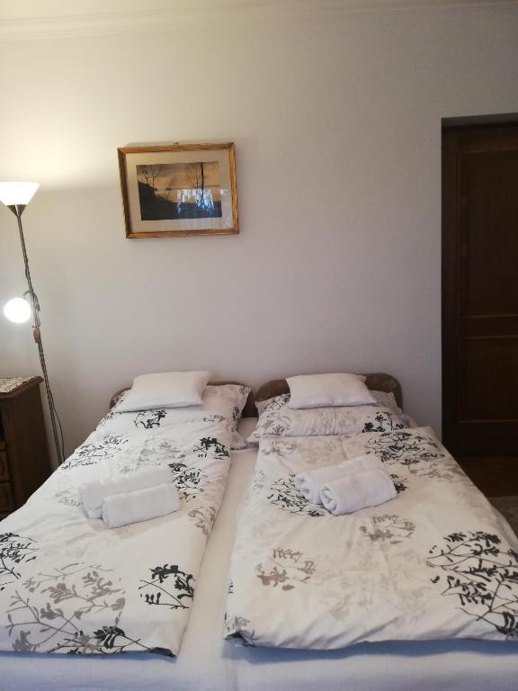 Łóżko lub łóżka w pokoju w obiekcie Virágos Vendégház Balatonfüred
