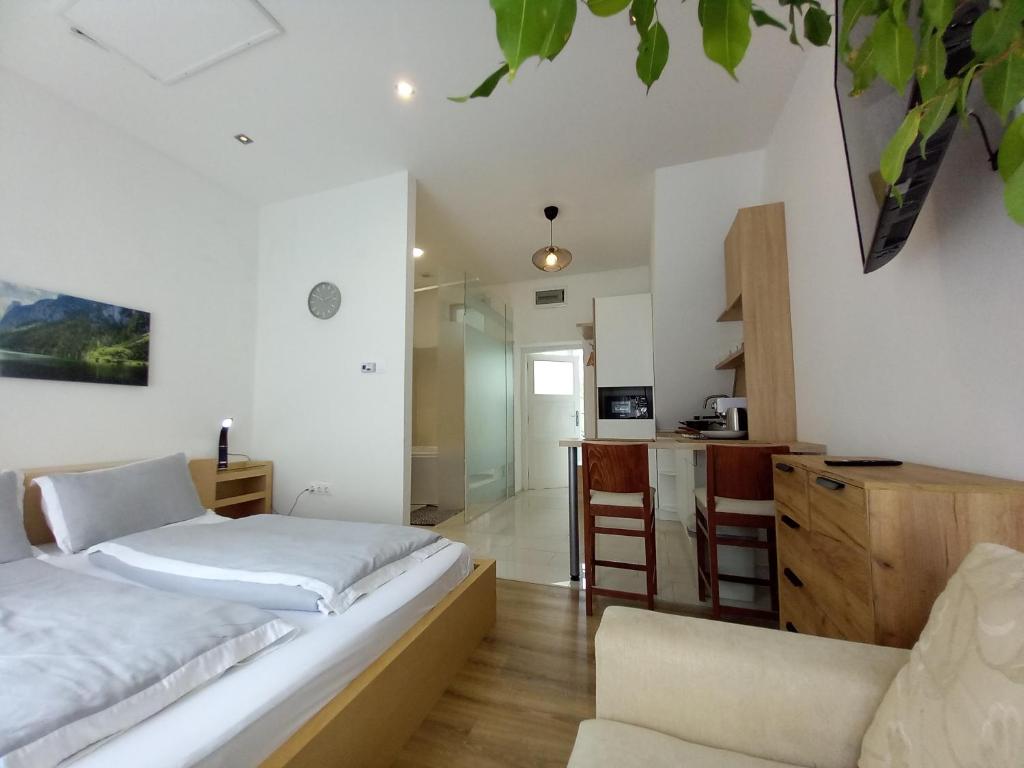 Postel nebo postele na pokoji v ubytování Korvin Plus Apartman