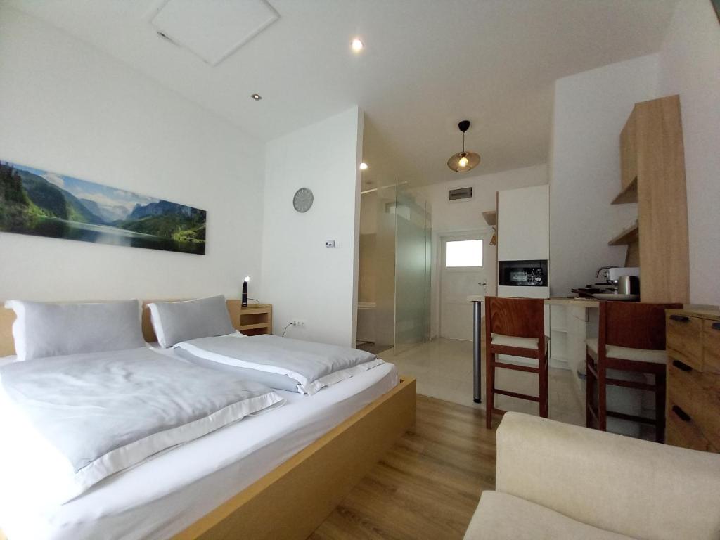 Postel nebo postele na pokoji v ubytování Korvin Plus Apartman