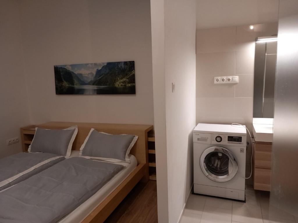 Postel nebo postele na pokoji v ubytování Korvin Plus Apartman