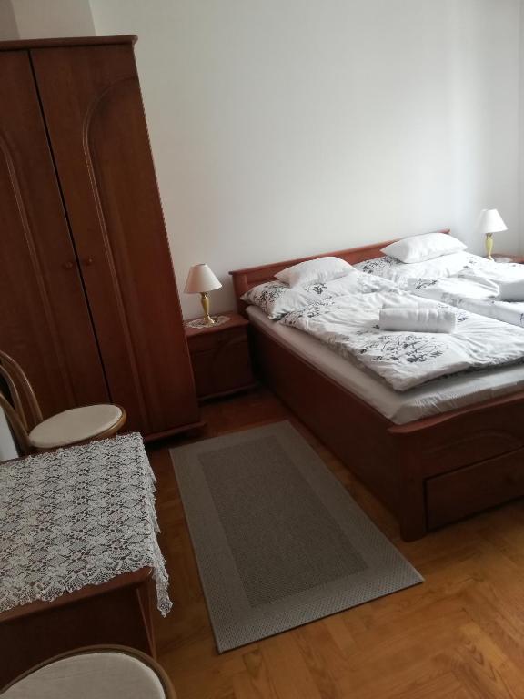 Łóżko lub łóżka w pokoju w obiekcie Virágos Vendégház Balatonfüred
