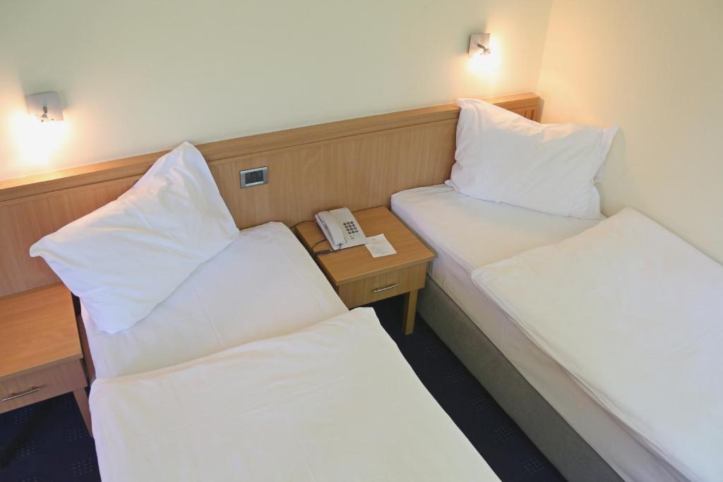 Postel nebo postele na pokoji v ubytování Hotel Tomislavov Dom