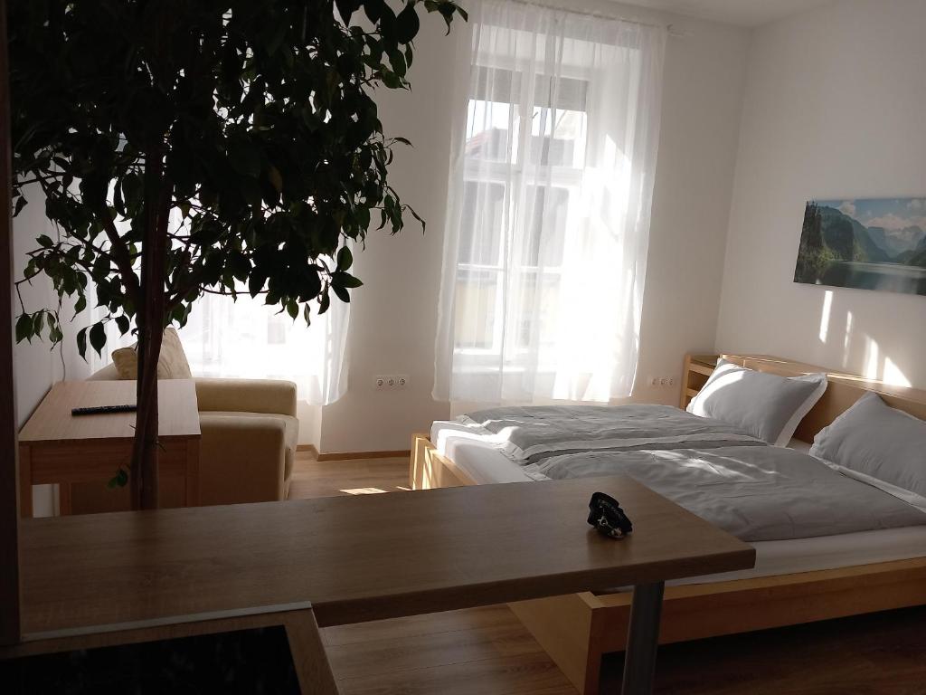 Postel nebo postele na pokoji v ubytování Korvin Plus Apartman