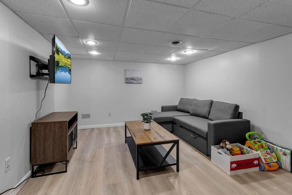 TV a/nebo společenská místnost v ubytování Modern Trendy Downtown
