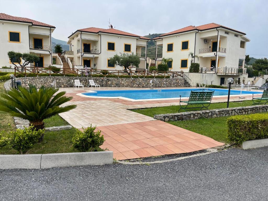 - une piscine en face de certaines maisons dans l'établissement Ohana Affittacamere, à San Nicola Arcella