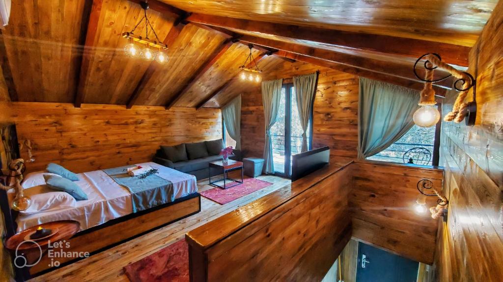 una vista sul soffitto di una camera da letto in una baita di tronchi di Coratina Cottage a Ulcinj