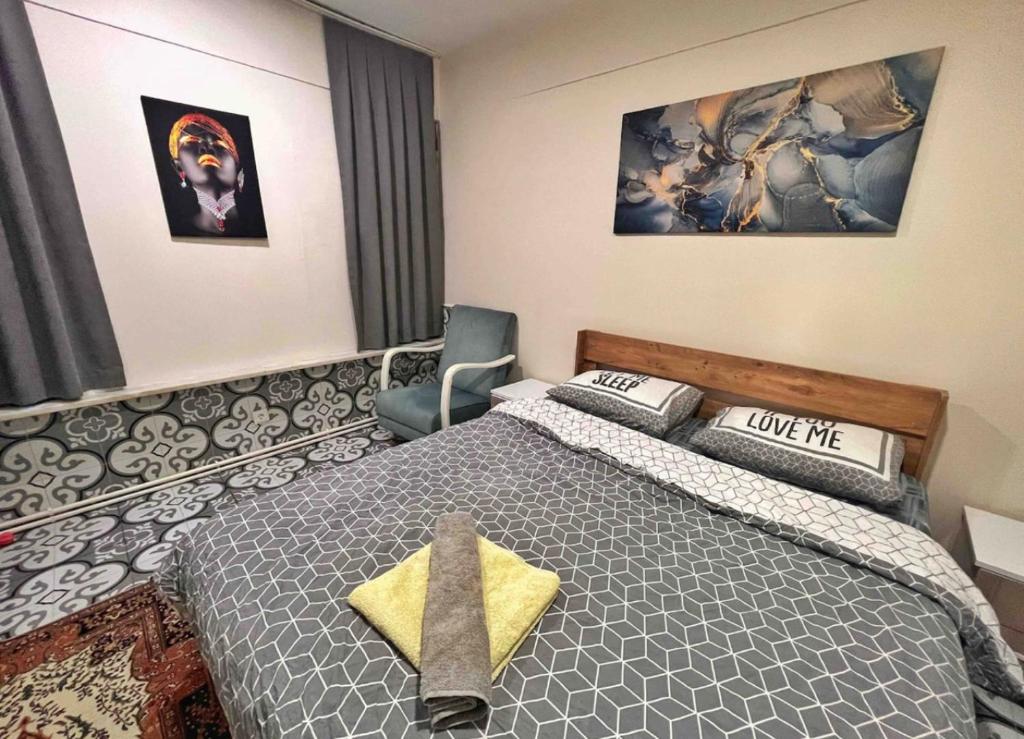 um quarto de hotel com uma cama e uma cadeira em LÎLAV Home Taksim 1 em Istambul