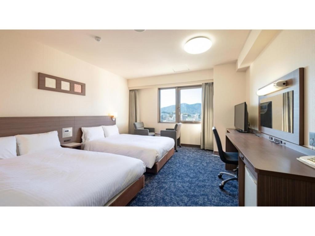 Habitación de hotel con 2 camas y escritorio en EN HOTEL Ise - Vacation STAY 89611v, en Ise