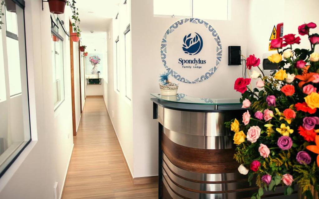 a hallway with a counter with flowers on it at Spondylus in Huanchaco