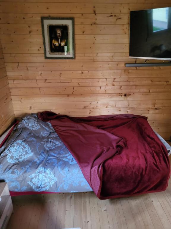 Postel nebo postele na pokoji v ubytování Aiamaja Sindi Location Sindi Kirsi 3
